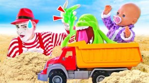 Видео игрушки - Пупсик БЕБИ БОН и ЛИЗУН на детской площадке! - Весёлые игры с куклами для девочек
