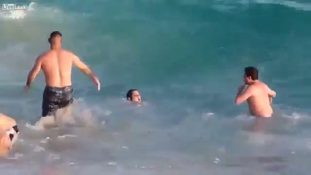 Коллективное спасение купальщицы Это же надо так... смотреть онлайн