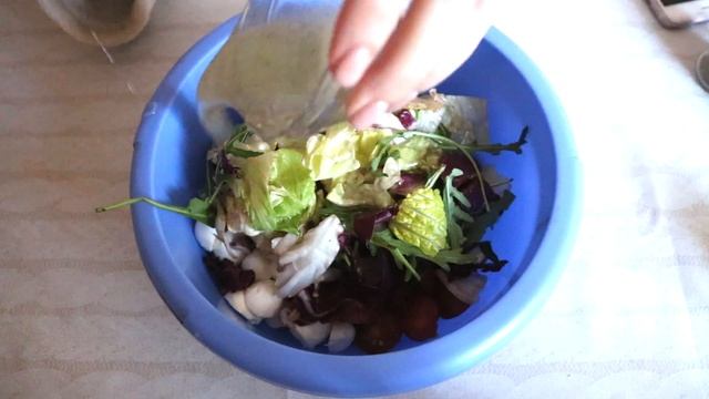 Салат с Моцареллой, Помидорами и Яйцом Пашот