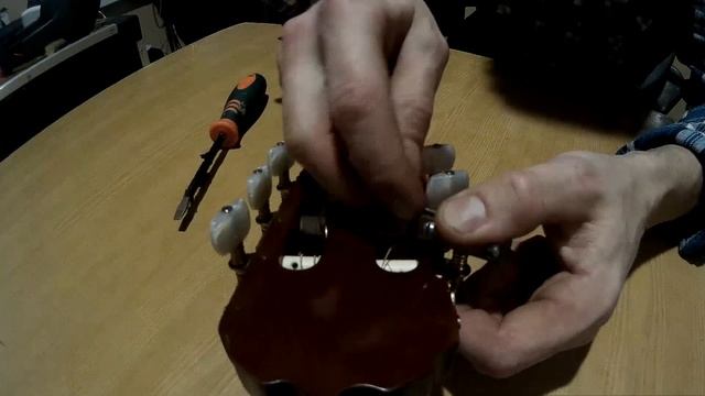 Ремонт колка гитары Треснул колок, ручка