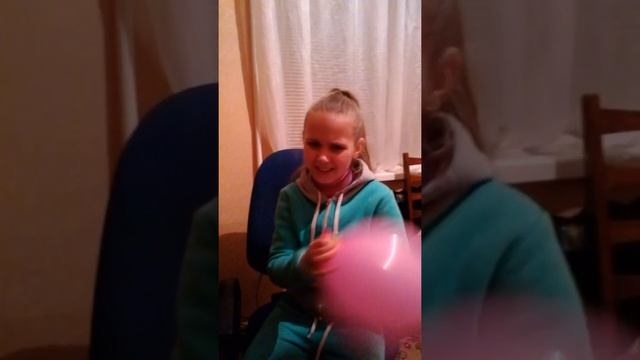Вдыхаю гелий из шарика) смотреть онлайн