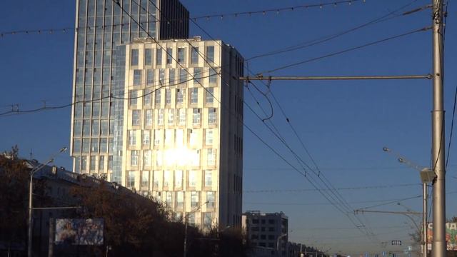 ГОРОД УФА. ЗАКАТ НА ПРОСПеКТЕ ОКТЯБРЯ ВЫСОТКИ ИДЕЛЬ ТАУЭР 14 12 2022 russia ufa. sunset смотреть онлайн