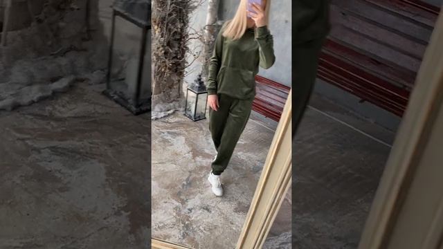 Велюровый спортивный костюм, свободного кроя. Цвет: хаки. смотреть онлайн