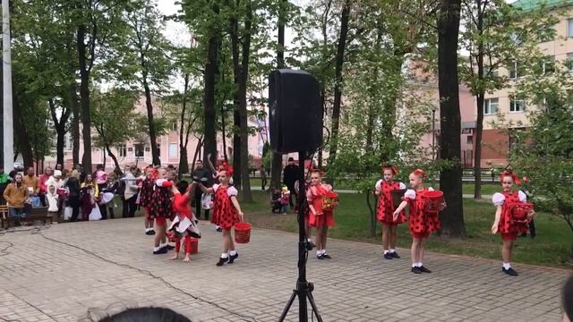 Танец "песочница" 9-е мая Гомель праздник памятник Громыко сквер смотреть онлайн