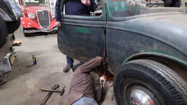 The Doors Finally Latch Nicely (Kinda) - 1933 Ford 3 Window Coupe смотреть онлайн