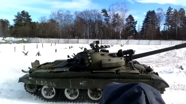 Проезд танка Т-62М с "бровями Брежнева". Танковый музей в Кубинке смотреть онлайн