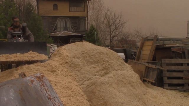 Перевозка мотоблока на самодельной ЖД через дачный участок к куче опилок