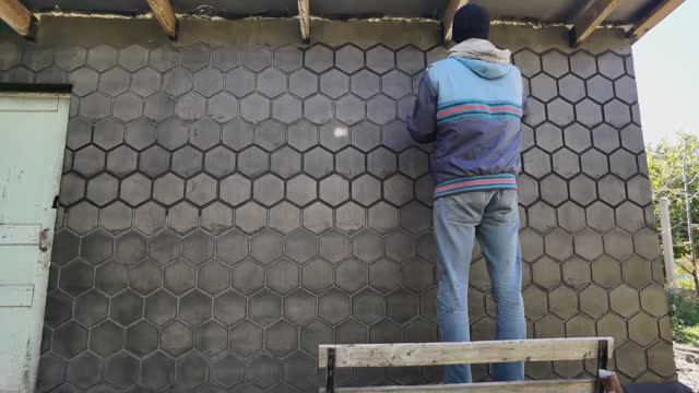 Декоративная штукатурка соты с помощью трафарета! смотреть онлайн