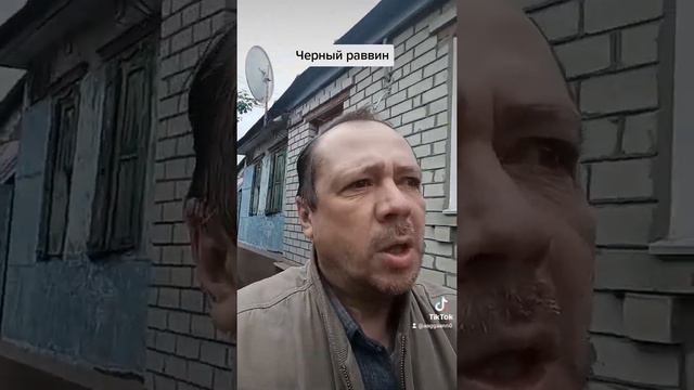 Черный раввин, в чёрной шляпе, смотрит на Луну и..... Что же он на самом деле делает? смотреть онлайн