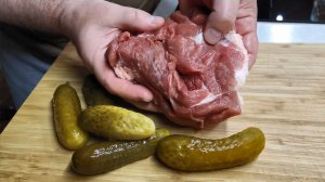 Замешиваем МЯСО с СОЛЕНЫМИ ОГУРЦАМИ. Рецепт мясного блюда под любой гарнир, без грамма масла.mp4