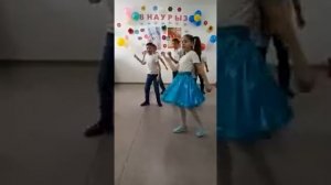 Танец на 8 марта в школе