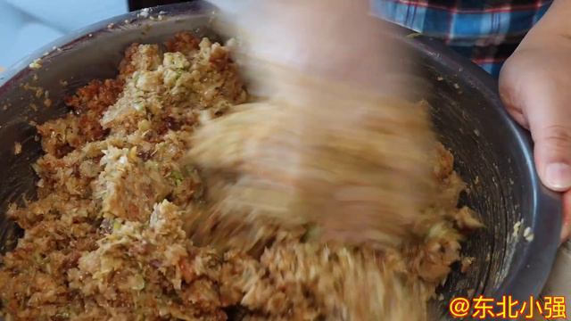 东北热炕头睡着是真舒服啊！再整点酸菜油滋了馅水饺，真是嘎嘎滴 смотреть онлайн