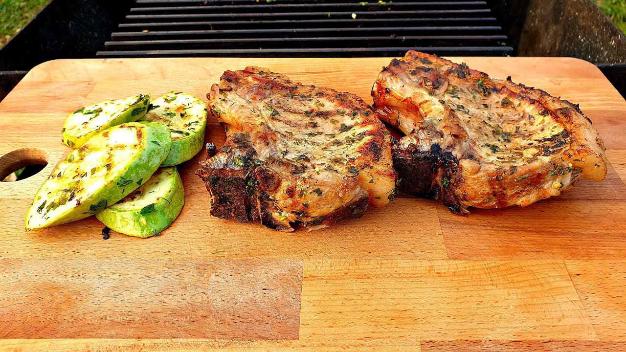 КОРЕЙКА свинная на мангале. Как приготовить сочную корейку смотреть онлайн