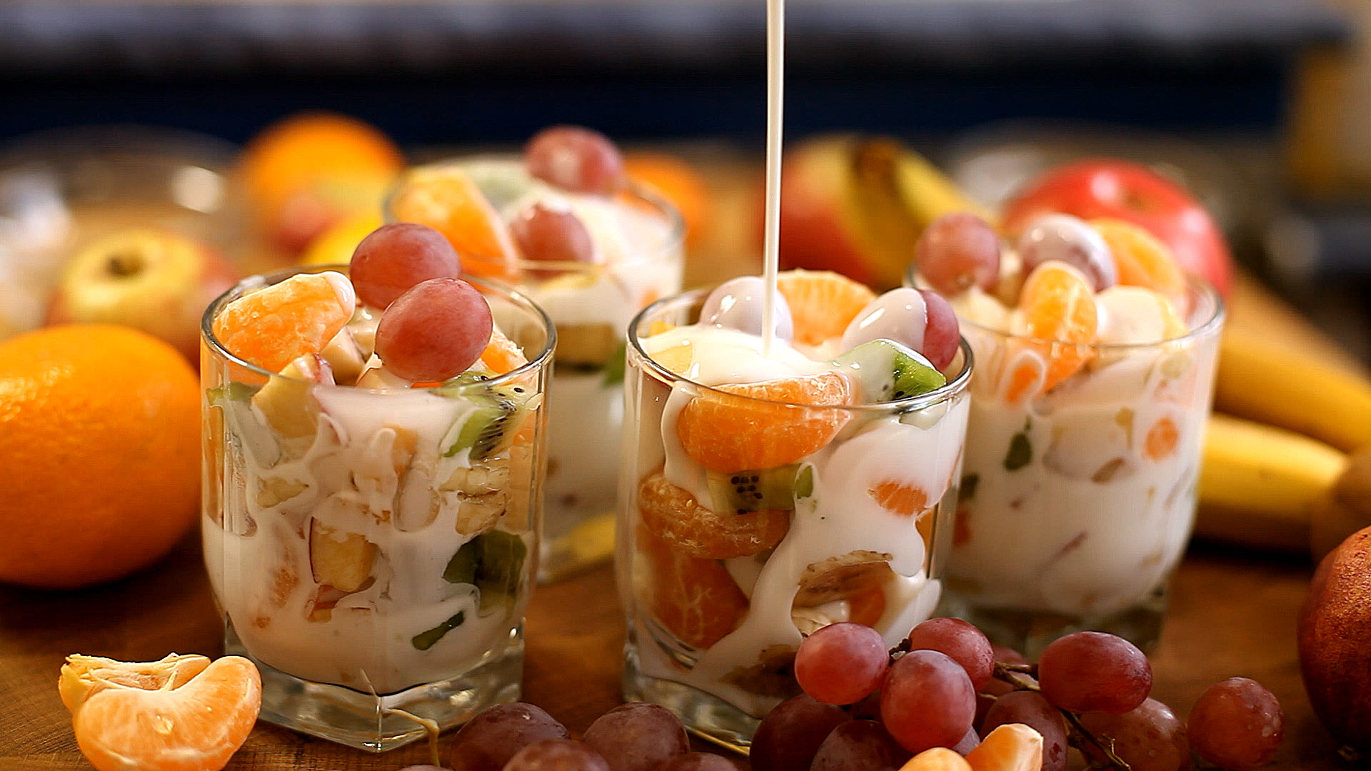 Фруктовый салат с йогуртом