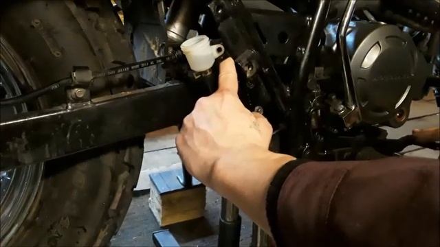Не прокачивается задний тормоз мотоцикла.Что делать? смотреть онлайн