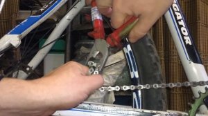 Как расстегнуть замок на велосипедной цепи.