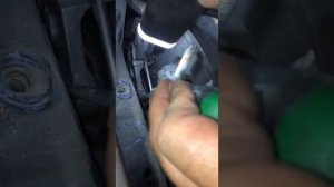 Как зафиксировать натяжитель приводного ремня на Форд Мондео 3, 2.0TDCi. #фордмондео #заменашкива