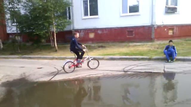 Мой друг упал в лужу смотреть онлайн