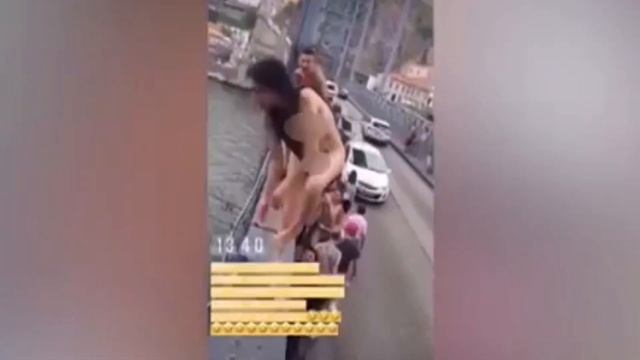 Разделась у всех на глазах и прыгнула с 45-метрового моста смотреть онлайн