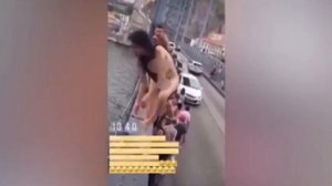 Разделась у всех на глазах и прыгнула с 45-метрового моста