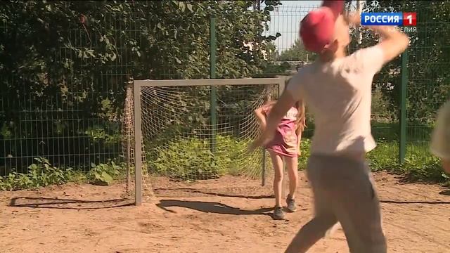 В Петрозаводске жильцы дома обустроили детскую площадку смотреть онлайн