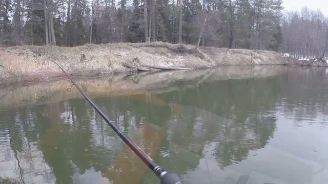 Ловля щуки весной на малой реке. Спиннинг с лодки. Видео отчёт апрель 2017 г. смотреть онлайн