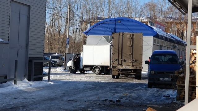 Машины застревают. Ворота открыли, снег не убрали. смотреть онлайн