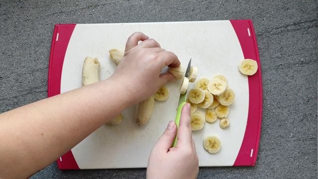 Шоколадный торт с бананами и карамелью / банановый бисквит Chocolate cake with bananas and caramel смотреть онлайн