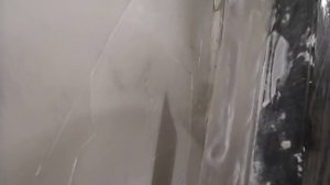 Шпатлевание стен длинным шпателем