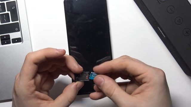 Как поставить СИМ карту и карту ПАМЯТИ на Sony Xperia Pro I смотреть онлайн