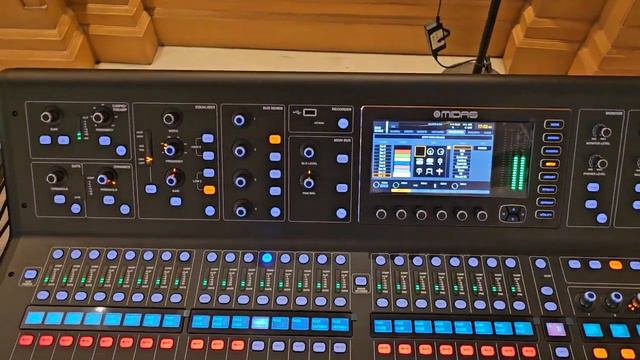 Midas M32 Live Format Professional Mixer With DL32 Connection Box Overview
