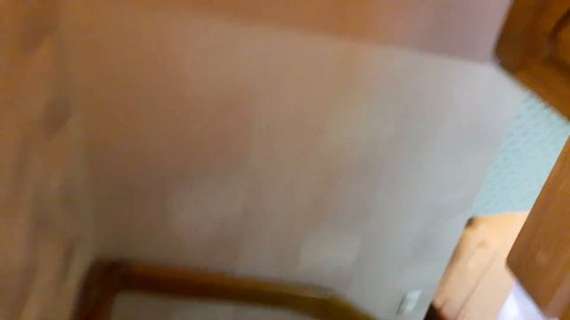 Лестница из ясеня между стенами с пристенными поручнями смотреть онлайн