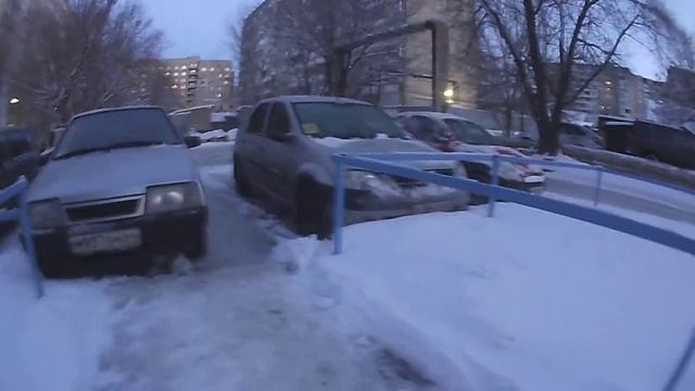 Саратов м937ем Дэбильный УРОД постоянно ставится рачкомс перекрывая проход пешеходам смотреть онлайн