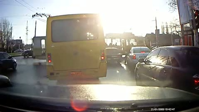 Автобус не заметил бабулю / www.kengarags.ru смотреть онлайн