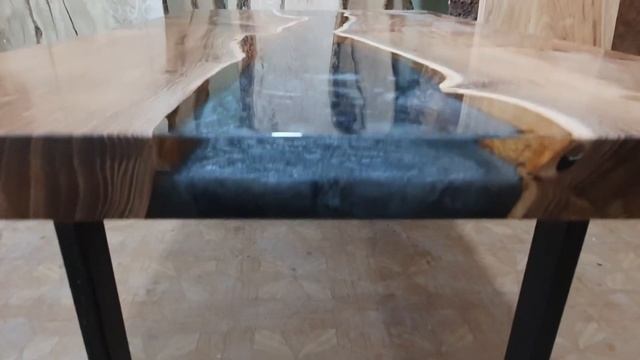 Журнальный столик из массива карагача с рекой из эпоксидной смолы. Столик в стиле лофт смотреть онлайн