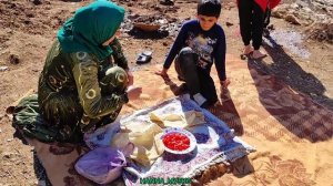 After her husband's betrayal, Ayesha builds the hut with the help of her children