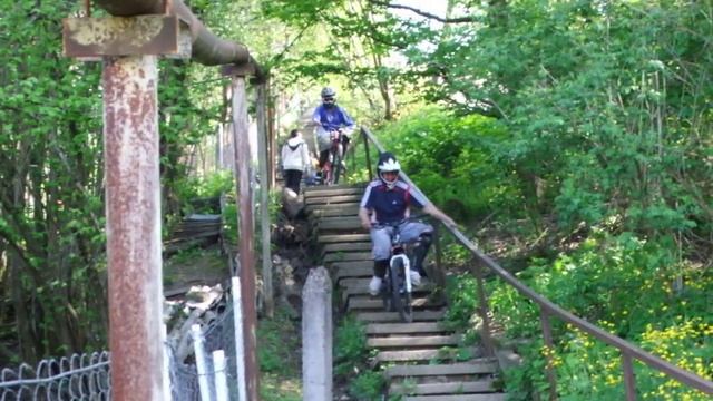 Спуск по лестнице на велосипеде смотреть онлайн