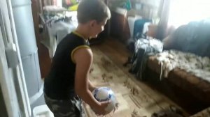 Поцан разбил стекло мячом