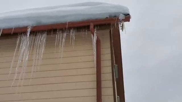 Снегозадержатели на крыше дома в деревне. Водосточная система не выдержит? Сравнение смотреть онлайн