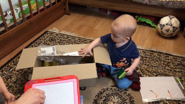 Стивен с братиком открывают подарок от бабушки смотреть онлайн