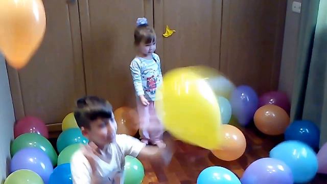 VLOG:Воздушные шарики🎈Костя и Василиса играют и лопают шары🎈We play and burst balloons смотреть онлайн