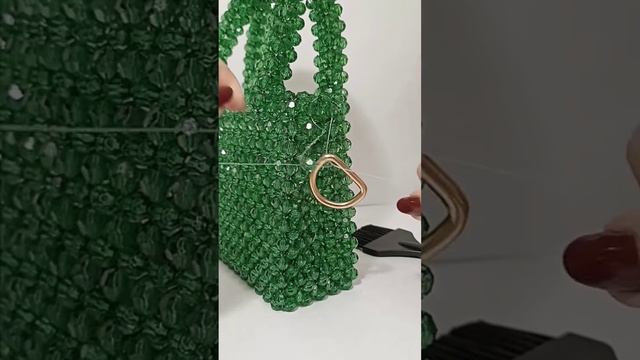 Крепим кольцо/карабин к сумке из бусин #handmade #beads #tutorial смотреть онлайн