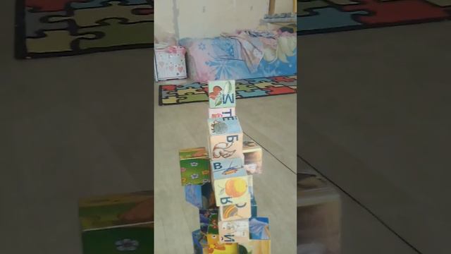 ПЕРВЫЙ привет ОТ Поли!БАШНЯ из КУБИКОВ смотреть онлайн