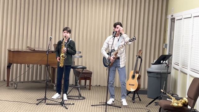 На Русском, Румынском и Иврите…Три Песни. Интересное исполнение.