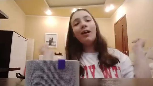 Яна делает обзор на Яндекс станцию мини с Алисой:) смотреть онлайн