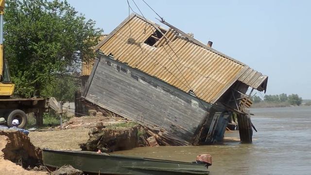 В Астрахани уплывают дома.