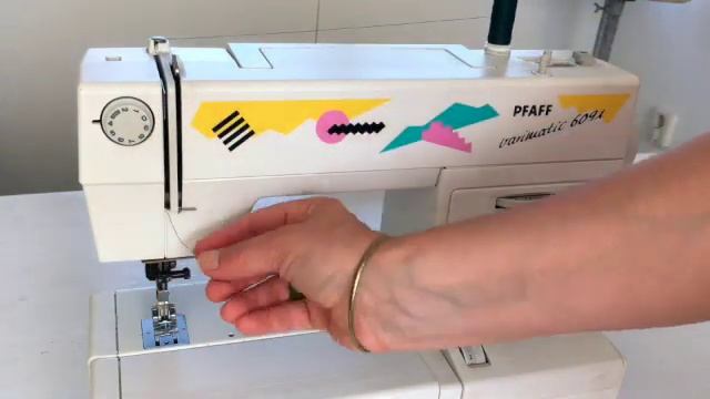 Bovendraad inrijgen van een eenvoudige naaimachine смотреть онлайн