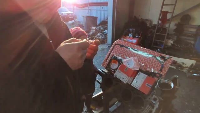 Замена поршневых колец и маслосъёмных колпачков двигателя Mercedes Sprinter 2.2 CDI смотреть онлайн