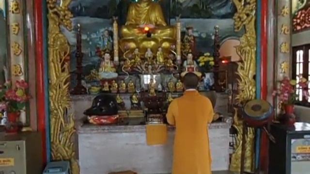 В одном из буддийских храмов Вьетнама (город Фантьет) смотреть онлайн