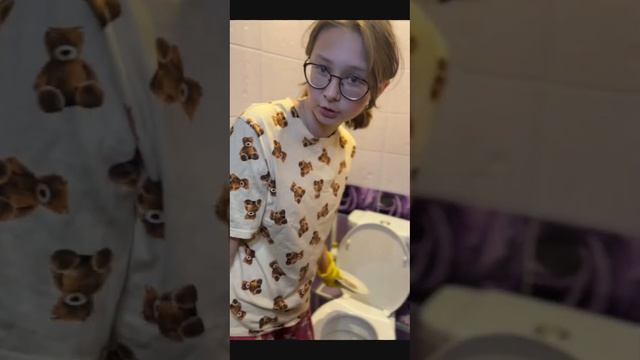 ПОСУДУ В УНИТАЗЕ МОЕТ! смотреть онлайн